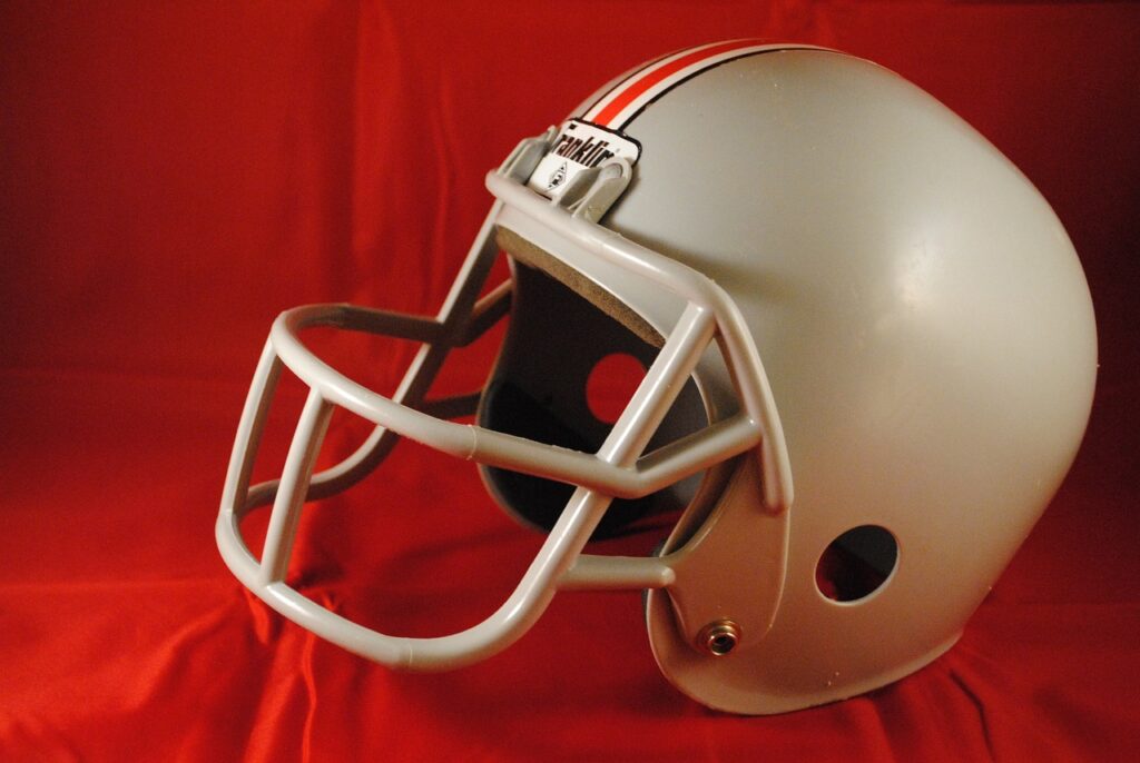 football, helmet, sport-636890.jpg